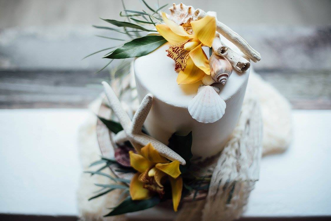 White and yellow wedding cake, Tropical themed wedding
